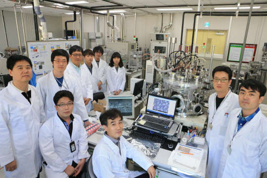 세계 최고 수준의 효율을 가진 'CZTSSe 박막 태양전지'를 개발한 DGIST 태양에너지융합연구센터 김대환 센터장 연구팀(DIGST 제공)